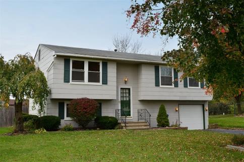 Updated 3 Bedroom Home in &quot;Briarwood Trail&quot;, Clay, New York